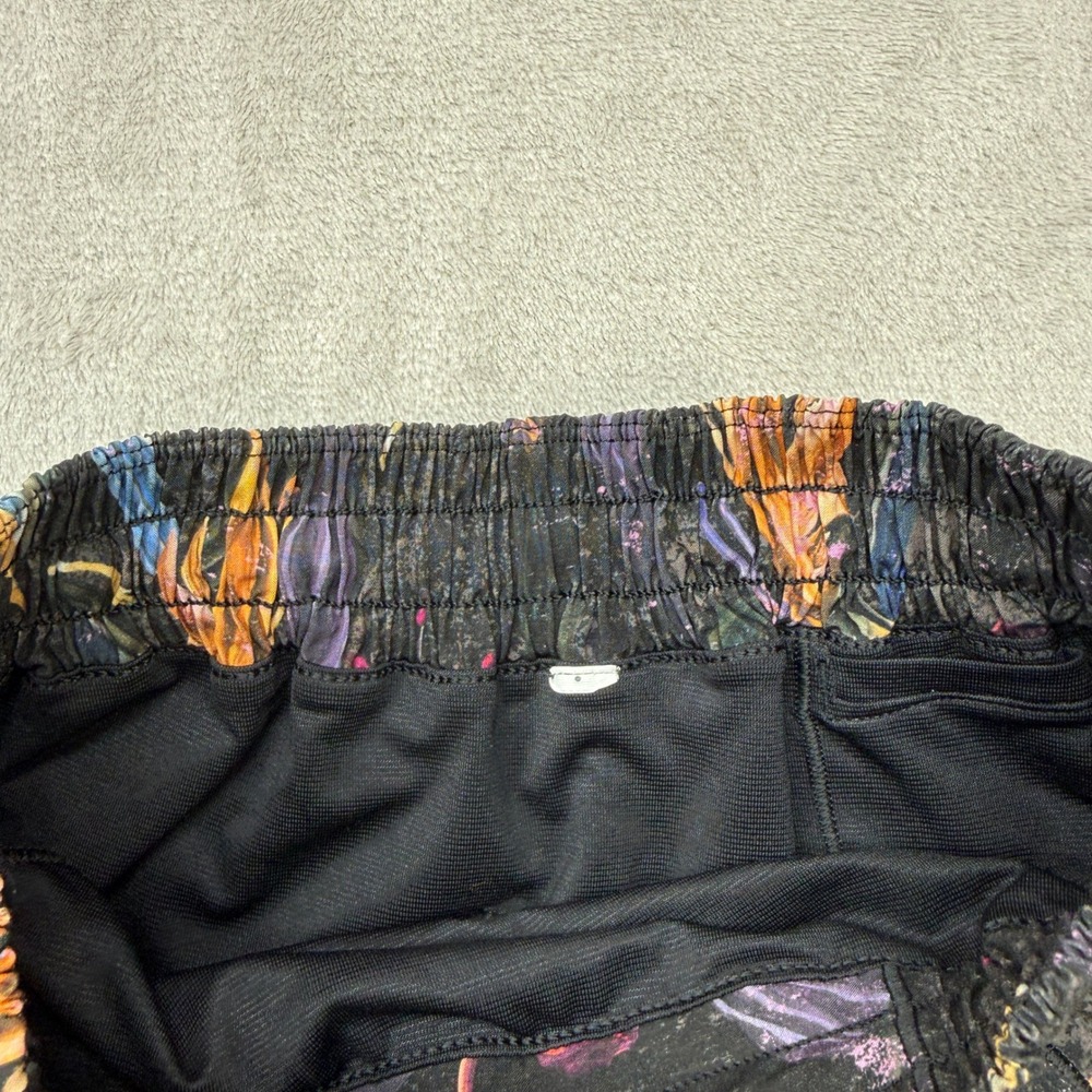 Lululemon Shorts Women's 2 Tracker Short V 4" Midnight Orchid Multi Floral Black - Picture 2 of 10